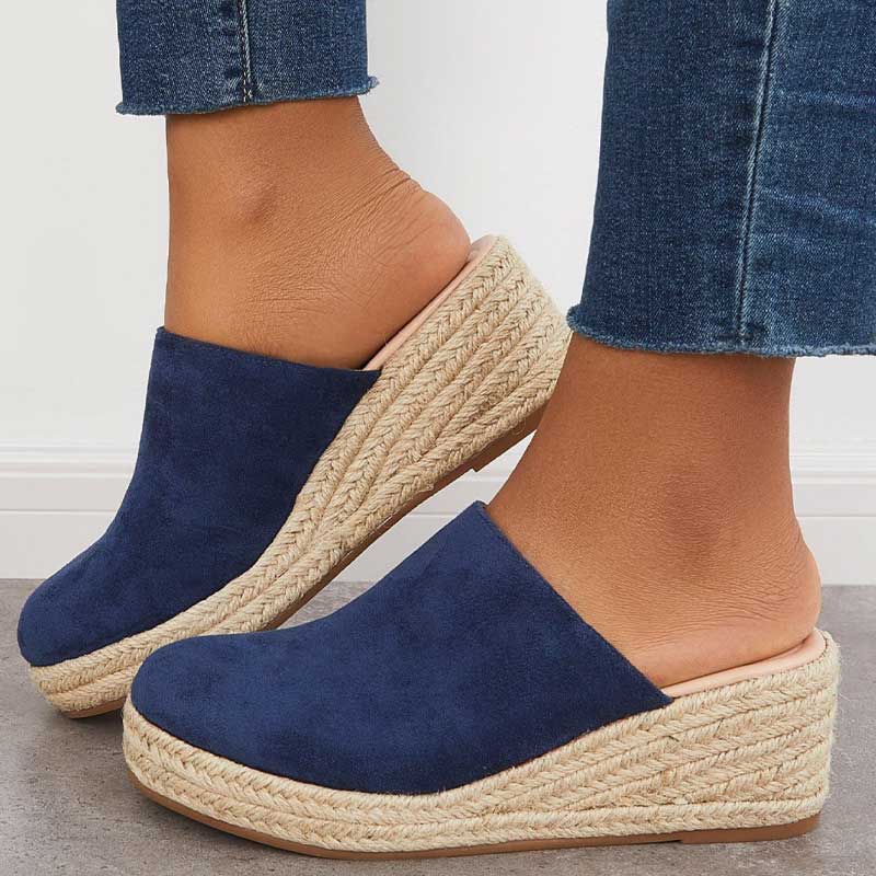 https://cdn.shopify.com/s/files/1/0904/6150/3834/files/amira-luxe-comfy-sandals-833030.jpg?v=1733644214